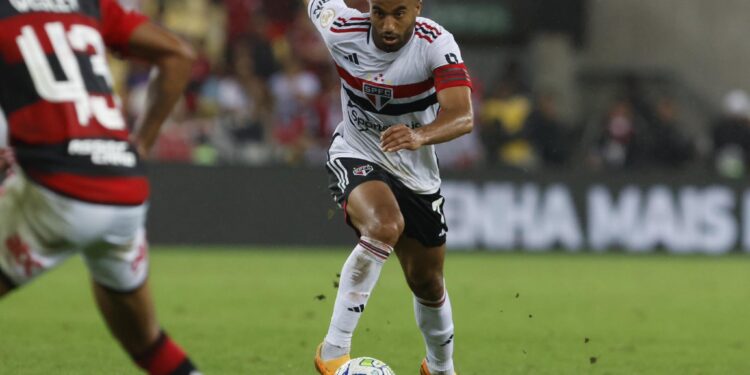 Lucas marca, Flamengo se salva com pênalti no fim e empata com São Paulo