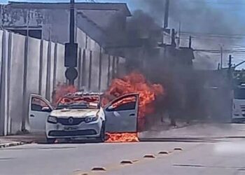 Criminosos incendeiam carros em Fortaleza em meio a disputa de facções