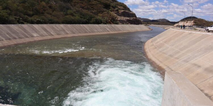 Água da transposição chega ao Ceará após instalação de novo sistema de bombeamento