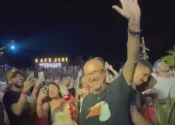 Galvão Bueno viraliza ao cair na balada no Ceará