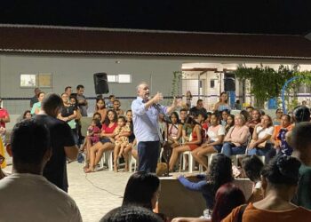 Prefeito do Aracati Bismarck Maia, promove roda de conversa na praça do São Chico