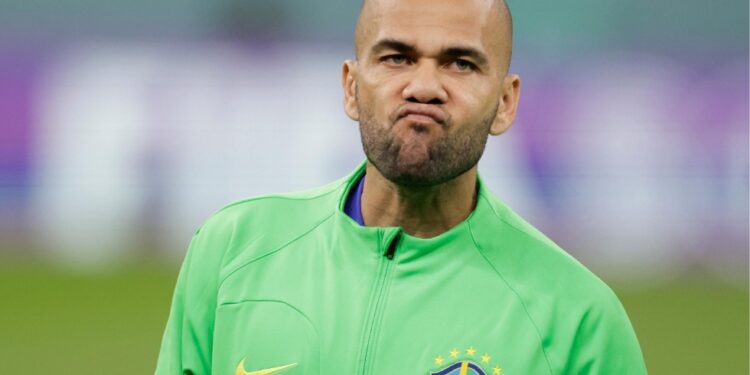 Daniel Alves irá a julgamento por estupro na Justiça espanhola