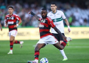 Com gol de Gerson no fim, Flamengo supera Coritiba no Couto Pereira