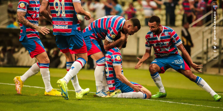 Fortaleza vence o Coritiba e segue na briga por uma vaga na Libertadores