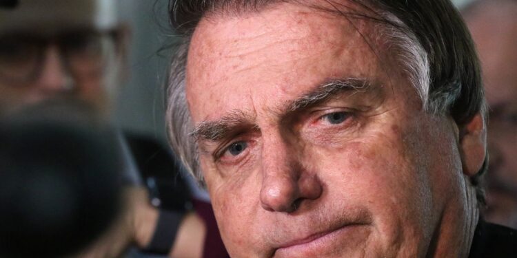 Bolsonaro silencia sobre joias ao depor à PF
