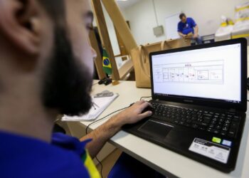 Um em cada dez estudantes brasileiros cursa ensino profissional