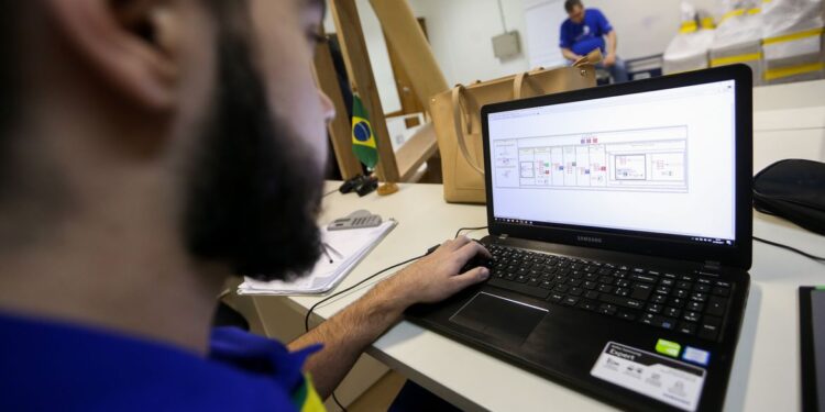 Um em cada dez estudantes brasileiros cursa ensino profissional