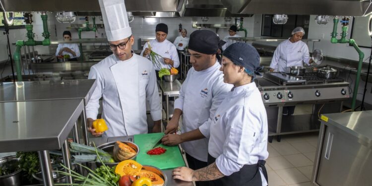 Aracati: Programa Jovem Bolsista abre inscrições para curso de Cozinheiro com bolsa remunerada