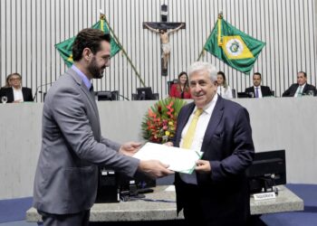 Solicitado pelo Deputado Guilherme Bismarck, presidente do Vilá Galé recebe Título de Cidadão Cearense