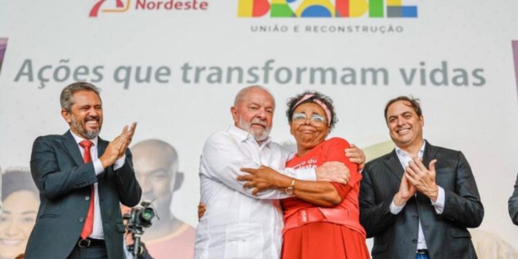 Não podemos ter medo de emprestar dinheiro para pobre, diz Lula em Fortaleza