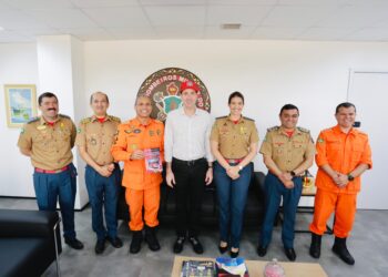 Coordenador da bancada cearense, deputado Eduardo Bismarck visita Corpo de Bombeiros