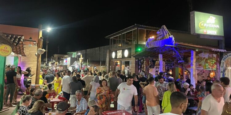 Aracati registra mais um final de semana de intensa movimentação em Canoa Quebrada