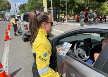 Detran-CE realiza blitz educativa em parceria com outros órgãos no encerramento da Semana Nacional de Trânsito