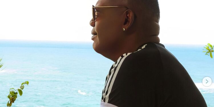 Família de MC Marcinho joga cinzas do cantor em praia de Cabo Frio