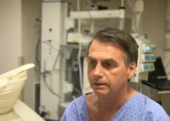 Bolsonaro passa por tratamento de refluxo e cirurgia de septo