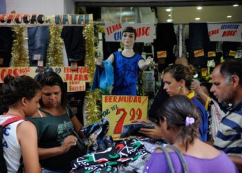 Vendas no comércio varejista crescem 0,7% em julho, diz IBGE