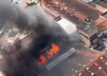 Incêndio destrói parte do Mercado da Encruzilhada em Recife