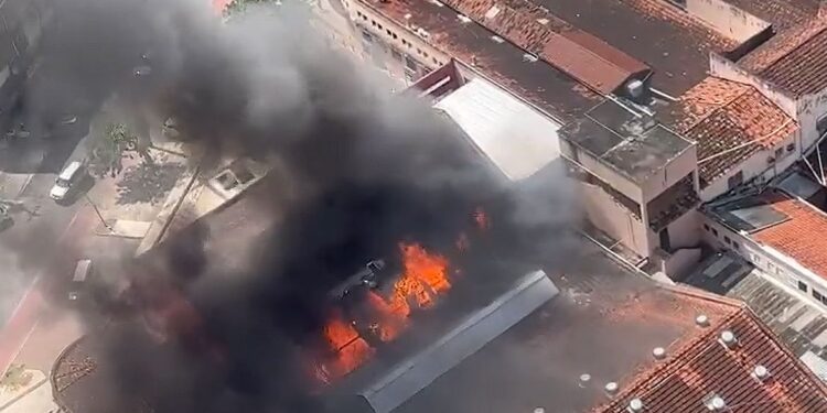 Incêndio destrói parte do Mercado da Encruzilhada em Recife