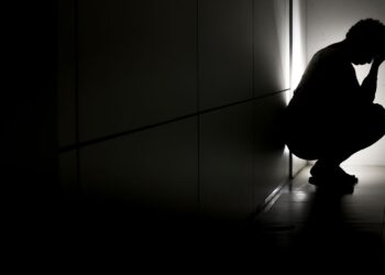 Suicídio pode ser causado por doenças tratáveis, veja como pedir ajuda