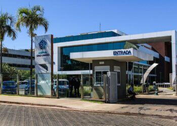 Lula permanece estável após cirurgia no quadril e já fez caminhada