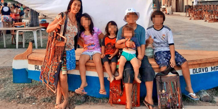 Imigrante paraguaia e cinco filhos dormem em rodoviária de Fortaleza