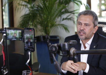 Tratamento do câncer deve ser implementado em todas regiões do Ceará, diz governador