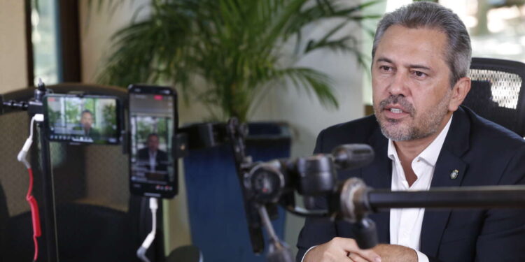 Tratamento do câncer deve ser implementado em todas regiões do Ceará, diz governador