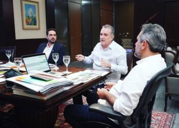 Prefeito do Aracati se reúne com o governador Elmano e o deputado estadual Guilherme Bismarck