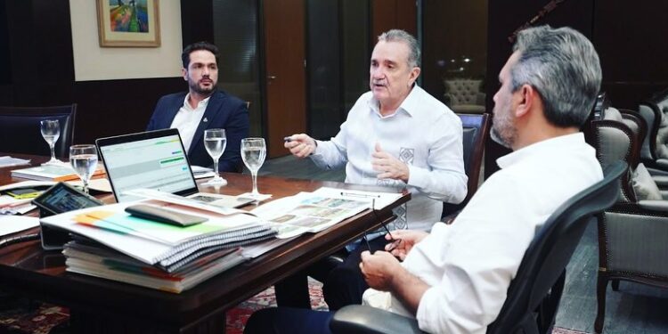 Prefeito do Aracati se reúne com o governador Elmano e o deputado estadual Guilherme Bismarck