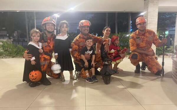 Oito pessoas fantasiadas para o Halloween são resgatadas de elevador pelos bombeiros em Fortaleza