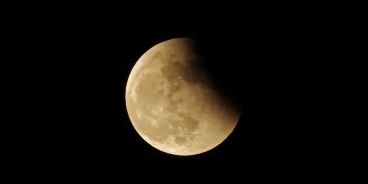 Eclipse lunar parcial será visto em parte do Brasil neste sábado (28)