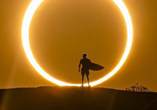 Surfista Ítalo Ferreira aproveita eclipse anular para fazer homenagem ao ouro olímpico