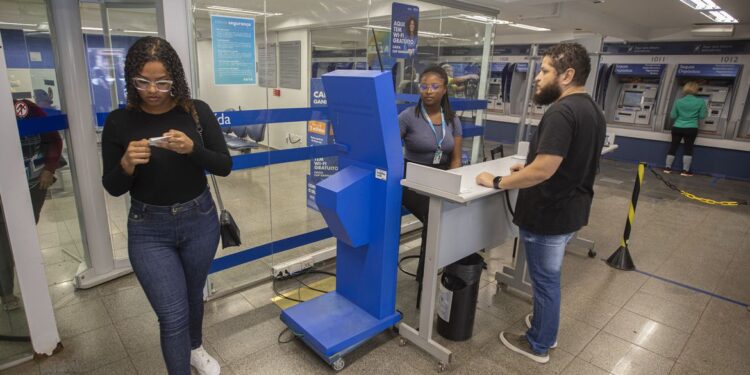 Lula sanciona Desenrola Brasil com limite para juros do cartão