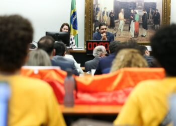 Comissão da Câmara aprova projeto que proíbe casamento homoafetivo