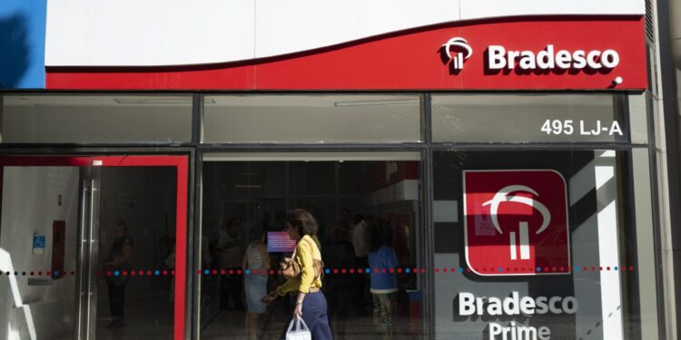 Usuários relatam problemas no app do Bradesco e contas negativadas