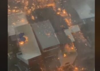 VÍDEO: Raio cai em São Paulo e morador registra o exato momento