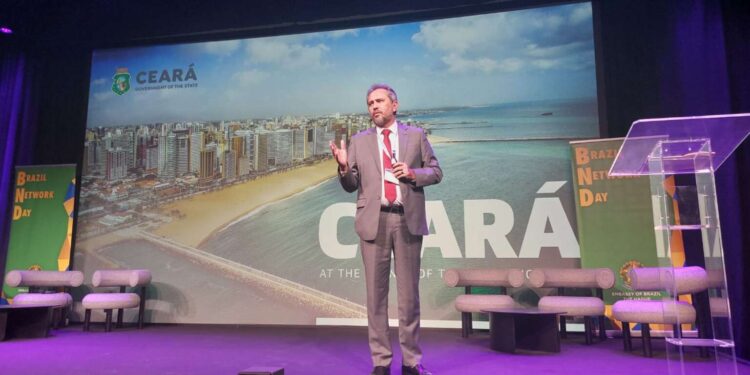 Elmano apresenta hubs aéreo e portuário do Ceará em evento econômico na Holanda