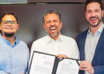 Elmano assina decreto criando comissão para discutir sobre as condições da orla no Litoral Leste