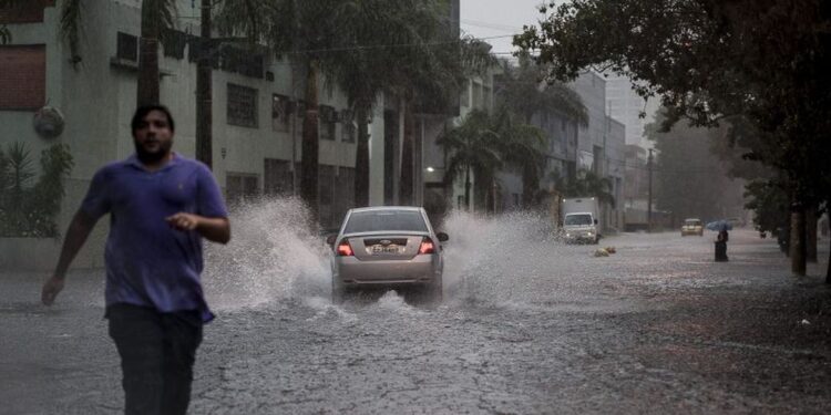 Blecaute já dura mais de um dia em São Paulo e moradores cobram a Enel e autoridades