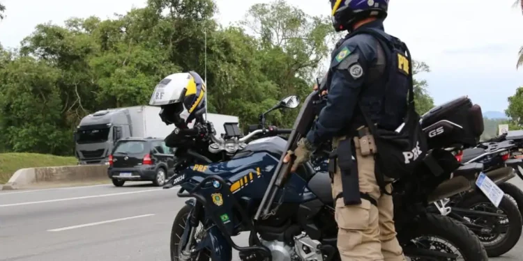 Fim de ano: PRF aumenta fiscalização nas rodovias e orienta uso de itens de segurança