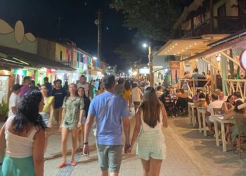 Canoa Quebrada segue com alto movimento neste período de fim de ano