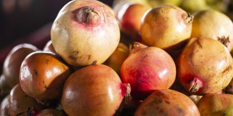 Benefícios da romã, uma das frutas mais procuradas no final do ano