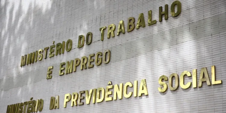 Governo propõe a servidores aumento em auxílios, sem reajuste salarial