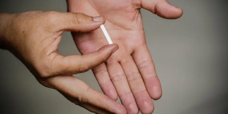 Entenda o que é o chip da beleza condenado por entidades médicas