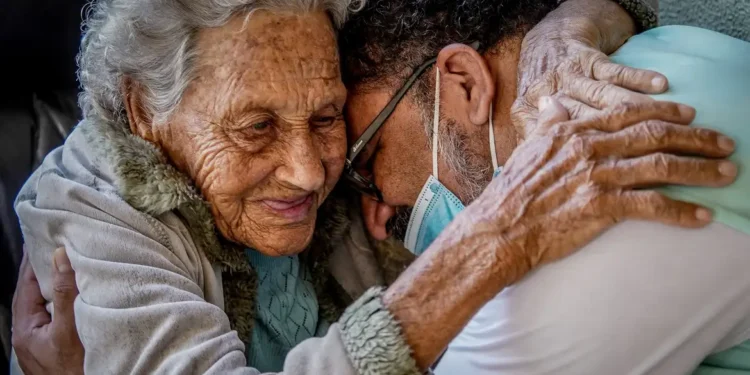 Ao menos 73% dos custos com demência estão com famílias, revela estudo