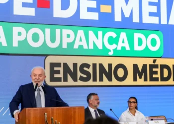 ‘Pé-de-Meia’ dará R$ 2 mil por ano a alunos de baixa renda do ensino médio