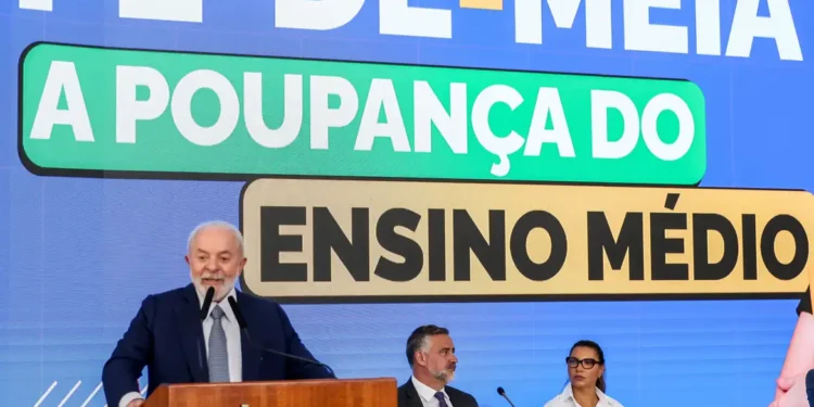 ‘Pé-de-Meia’ dará R$ 2 mil por ano a alunos de baixa renda do ensino médio