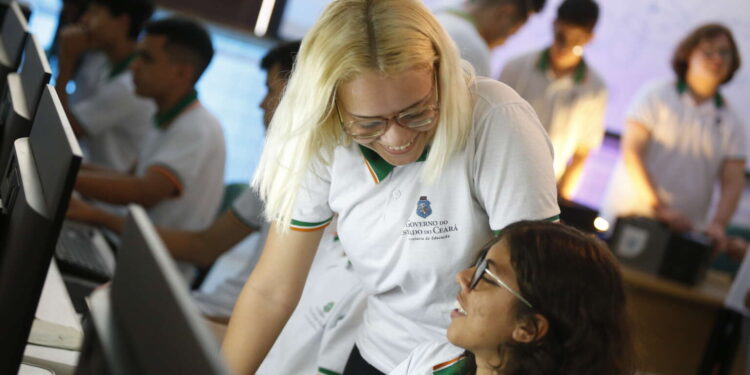 Ceará inicia ano letivo de 2024 com 75% das escolas estaduais em tempo integral, diz governador