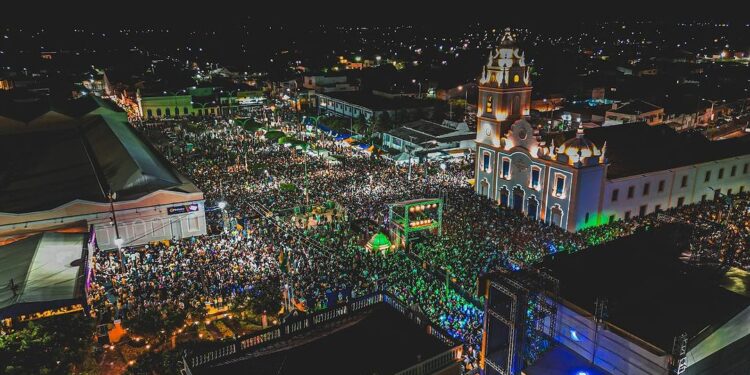 Pré-carnaval com Gusttavo Lima em Aracati registra maior público da história no Largo da Matriz