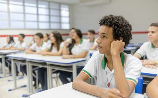 Volta às aulas: vacinar crianças e adolescentes pode evitar complicações e transmissão de doenças